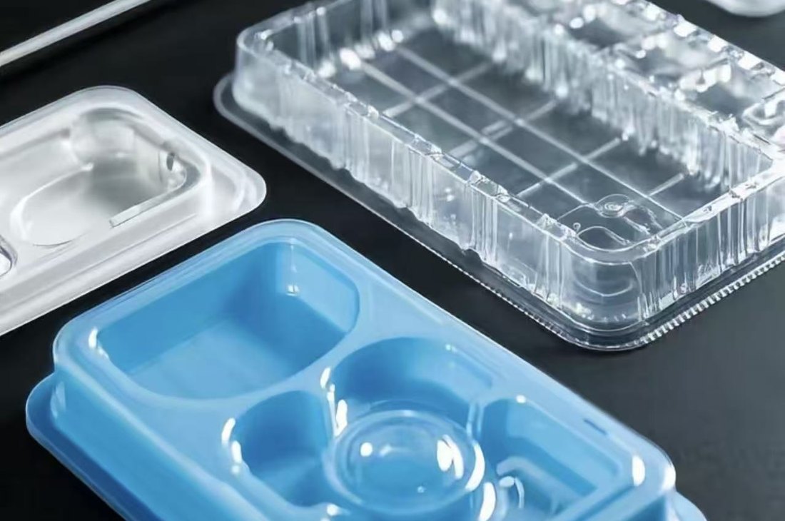 Multi-cavity plastic packaging trays